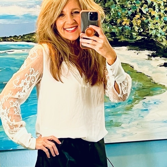 ⭐️Express, White V-Neck, Sheer Lace Sleeves, Like New, Size Small - Picture 9 of 9